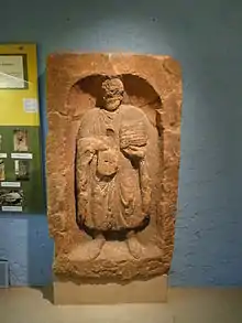 Vue d'un bas-relief représentant un personnage barbu en toge.