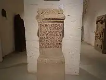 Vue d'une stèle antique portant une inscription latine.