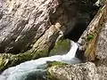 Sortie de la cascade de la grotte de calcaire.