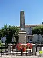 Le monument aux morts devant l'église (juil. 2009)