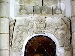 Face arrière du linteau de la fenêtre centrale de l'abside - formé de trois pierres calcaires - figure dans une haute arcature intégrant le Christ en majesté.