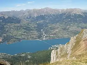 Savines et le lac de Serre-Ponçonvus depuis le pic de Morgon.