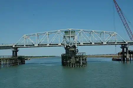 Le pont Ben M. Sawyer Memorial Bridge franchissant le Waterway.
