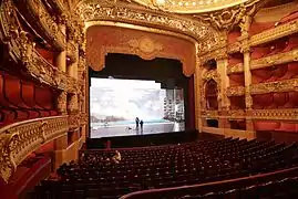 Lambrequin, au-dessus de la scène de l'opéra Garnier à Paris.