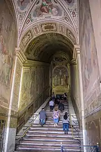 La dévotion de la Scala santa se pratique en montant l'escalier à genoux.