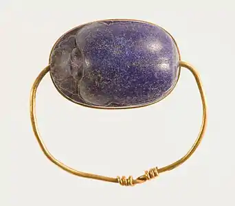 Bague en or au scarabée de lapis lazuli. Fouille de Morgan. Met