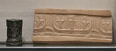 Sceau-cylindre en jaspe vert, représentant Enki/Ea sur une barque qui navigue dans son domaine de l'Abîme. Musée du Louvre.