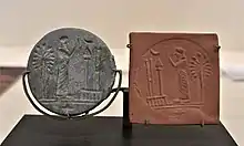 Sceau-cachet en bleu égyptien représentant un orant devant les symboles divins de Marduk et de Nabû. VIe siècle av. J.-C., Musée du Louvre.