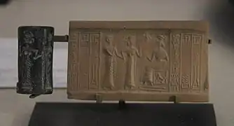 Sceau-cylindre avec impression représentant une scène de présentation devant une déesse. Girsu, période néo-sumérienne (v. 2150-2000 av. J.-C.). musée du Louvre.