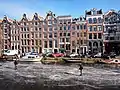 Hiver dans le centre-ville d'Amsterdam, propice au patinage à glace.