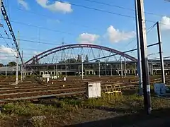 Vue depuis un train de voyageurs circulant en contrebas.