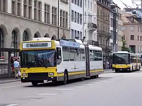 En Suisse, un trolleybus sans immatriculation, devant un autobus immatriculé.
