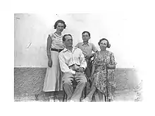 Photo de famille prise en été vers 1930 avec de gauche à droite Danny, Benjamin, Evry et Cécile Schatzman.