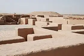 Ruines de la « Maison Rouge » de Dur-Katlimmu (Tell Sheikh Hamad, Assyrie), vaste résidence du VIIe siècle av. J.-C. de 5 400 m2 occupée par un haut dignitaire assyrien.