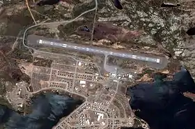 Photographie couleur d'une vue aérienne d'un aéroport.