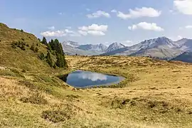 Promenade dans le canton des Grisons, d'Arosa à Tschiertschen. Au premier plan le lac Scheidegg Seeli (2 080 m). Au fond la chaîne de Plessur.