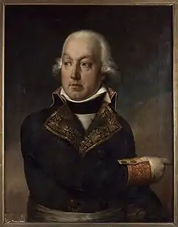 Portrait d'un général de la période révolutionnaire revêtu d'un uniforme à large échancrure, portant les cheveux poudrés à l'ancienne mode, le visage et le regard tourné sur la gauche, le buste et le bras droit sur la droite.