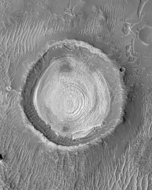 Strates dans un cratère situé dans le bassin du cratère de Schiaparelli. Image prise dans le quadrangle de Sinus Sabaeus.