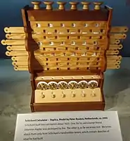 Calculatrice mécanique de Wilhelm Schickard exposé au musée.