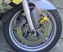 Un étrier Brembo sur une moto BMW.
