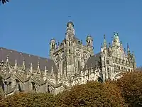 Même orientation mais avec une meilleure vue de la tour-lanterne et du transept.