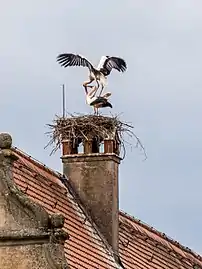 Couple de cigognes blanches sur leur nid, construit sur une cheminée en Haute-Franconie. Avril 2017.