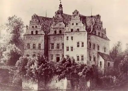 Château de Groß Wilkau (de). Il est dans un état proche de l'abandon en 2014.