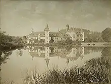 Le château se reflétant dans l'eau