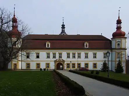 La façade du château.