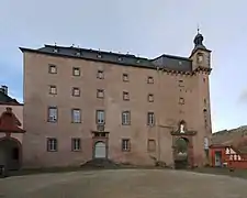 La cour de l’Altbau avec l'entrée côté cour et l'horloge.