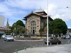 Bibliothèque Schœlcher vue de l'avenue des Caraïbes