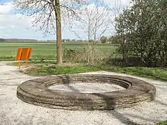 Photographie en couleurs de vestiges d'un bâtiment