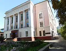 Les écoles de l'époque stalinienne, des monuments classiques dans une ville nouvelle industrielle, Dnipro.