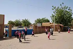 Entrée d'une école primaire au Niger