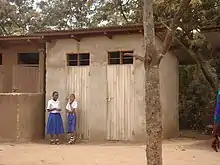 Les toilettes pour filles en Tanzanie quand elles existent ne permettent pas d'utiliser des serviettes hygiéniques