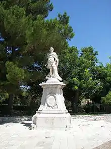 Photographie d'une statue blanche d'un homme en cuirasse