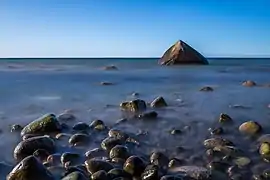 Le Schwanenstein, bloc erratique près de Lohme, île de Rügen, en Allemagne.