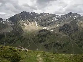 Vue (sur la gauche) depuis le nord-ouest.