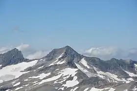 Vue du Kratzenberg (au centre) ; à gauche, le Schwarzkopf ; devant le Kratzenberg, le Seekopf.