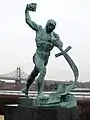 La statue « transformons les épées en charrues » devant l'East River.