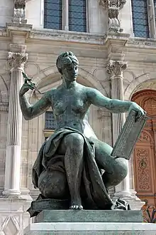 Statue figurant la Science sous les traits d'une femme dévêtue portant un livre et un stylet.