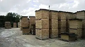 Stockage du bois en Châtillonnais.