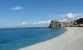 Vue de la plage, avec au fond le célèbre rocher et le village