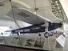 Photographie de l'avion dans la hangar.