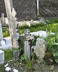 Stèles funéraires, croix en bois et stèle en pierre (Olténie)