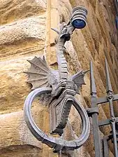 Porte-flambeau décoré d'un dragon