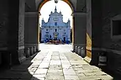 Entrée sur la place de la Madone avec la façade de la basilique du Bramante.