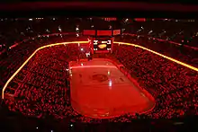 Scène de lumières rouges sur la glace avant le match