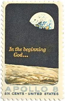 Vue du lever de terre depuis la lune. Inscription en anglais : « In the begining, God... ». (« Au début, Dieu... »