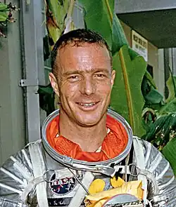 L'astronaute Scott Carpenter dans son scaphandre avant le lancement.